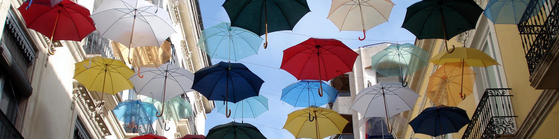 Parasols in de straat, Alicante