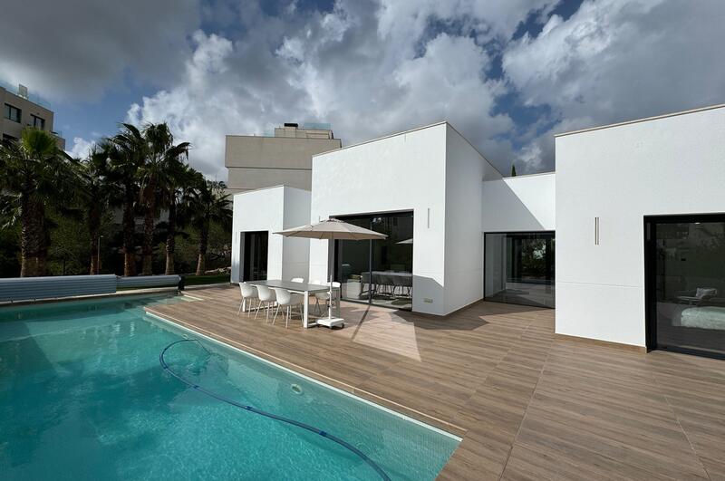 Villa til salg i Dehesa de Campoamor, Alicante
