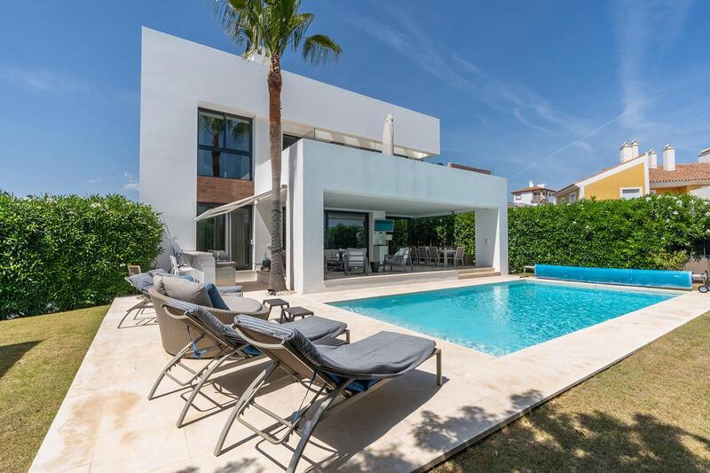 Villa til salgs i El Paraiso, Málaga