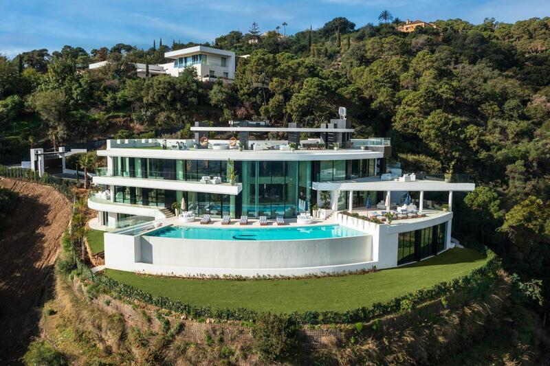 Villa for sale in Benahavis, Málaga