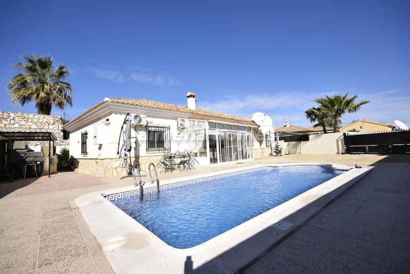 Villa en venta en Arboleas, Almería