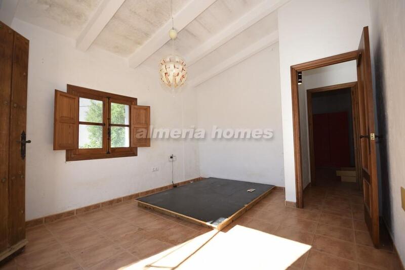 6 bedroom Country House for sale