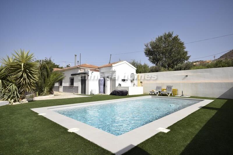 Villa en venta en Somontin, Almería