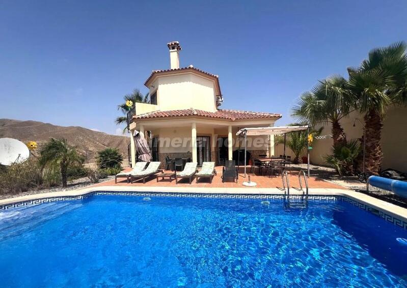 Villa en venta en Arboleas, Almería