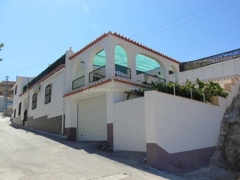Townhouse for sale in Caniles, Granada