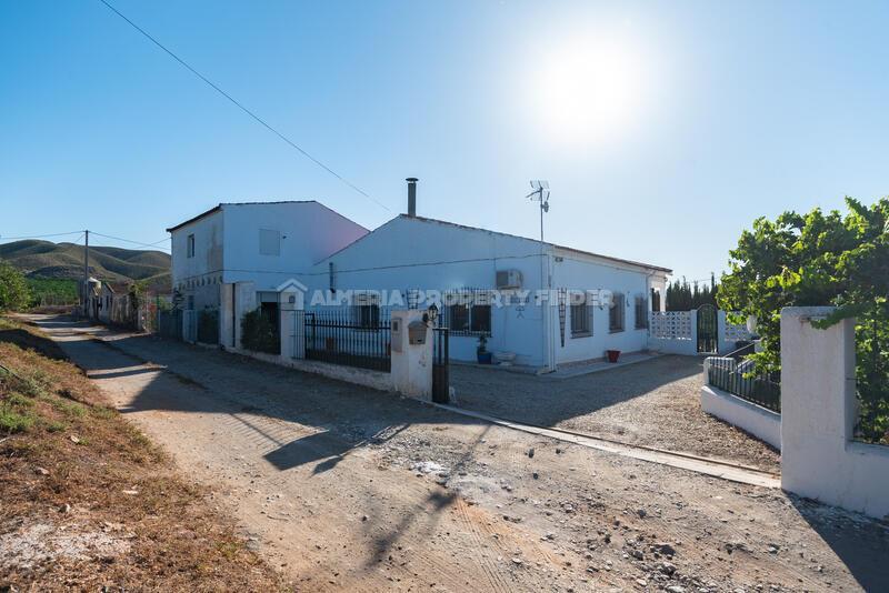 Villa en venta en Huercal-Overa, Almería