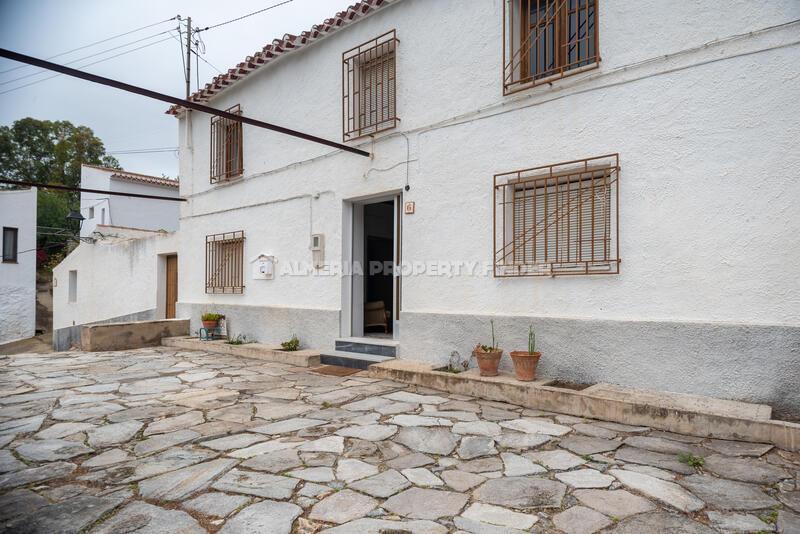 Деревенский Дом продается в La Serena, Almería