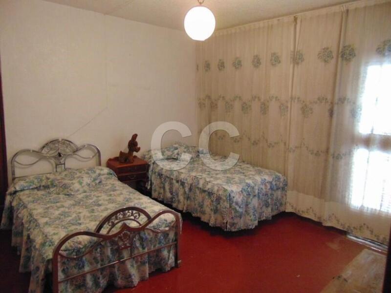 4 спальная комната городская тюрьма продается