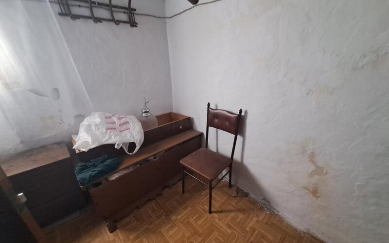 4 спальная комната городская тюрьма продается