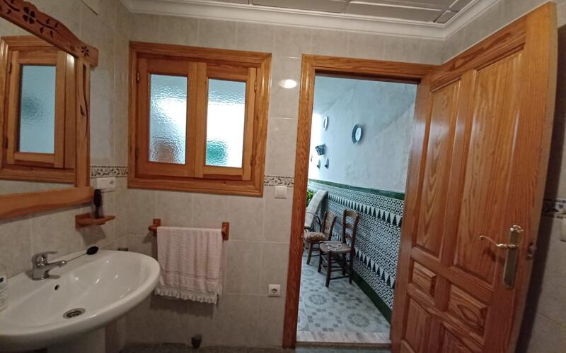 4 спальная комната городская тюрьма продается