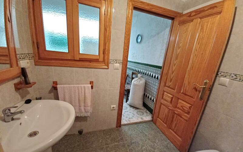 4 спальная комната городская тюрьма продается