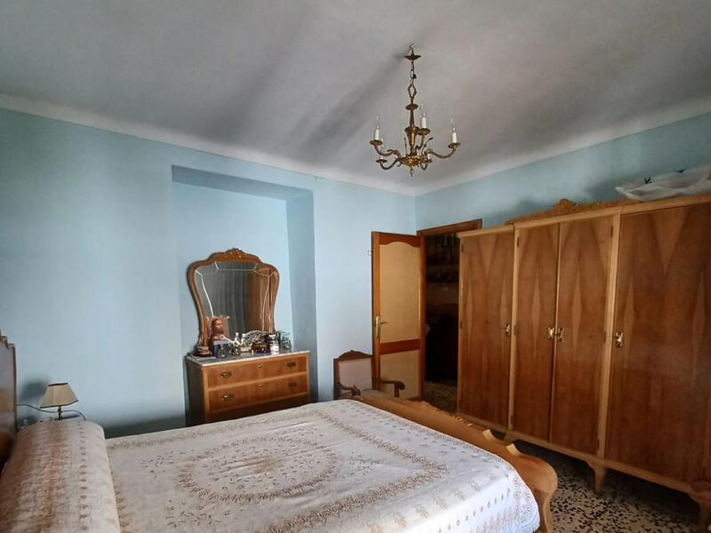 4 спальная комната городская тюрьма продается