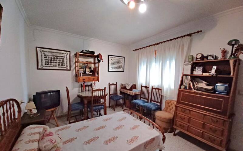 4 спальная комната городская тюрьма продается