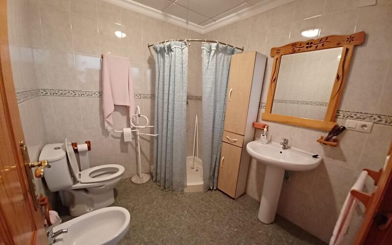 4 спальная комната городская тюрьма продается