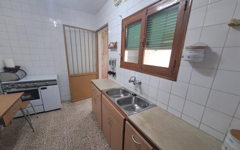 3 спальная комната городская тюрьма продается