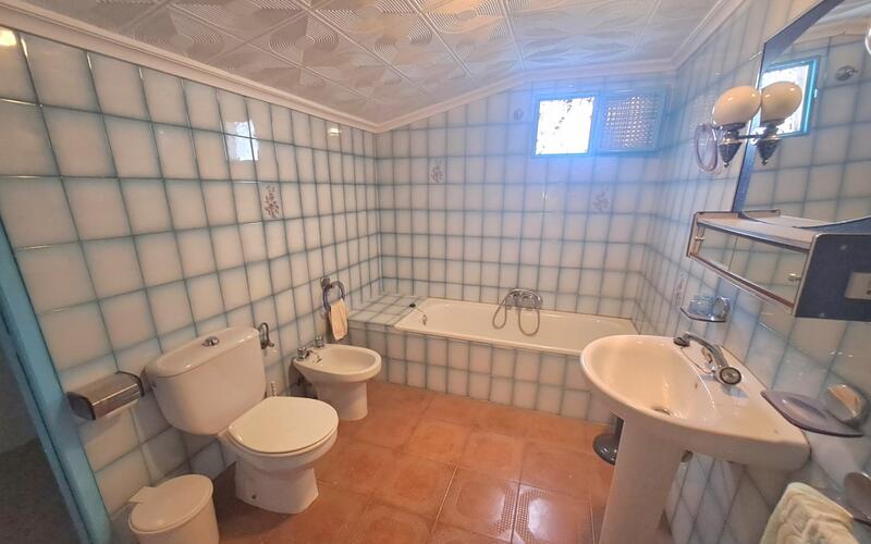 5 bedroom Townhouse for sale