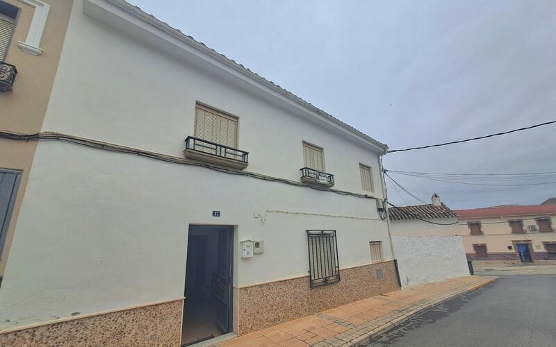 5 bedroom Townhouse for sale