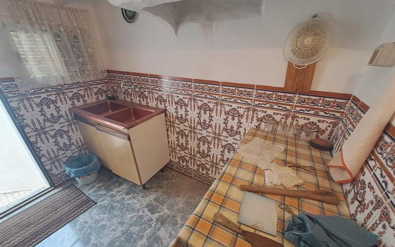 5 bedroom Townhouse for sale