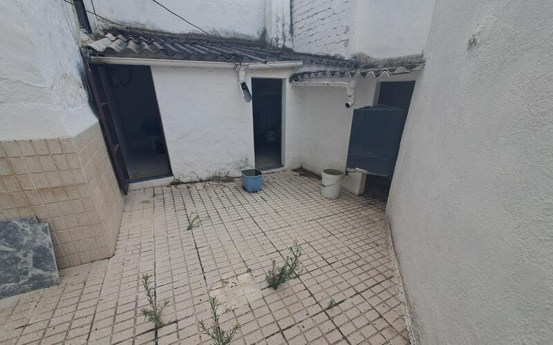 5 bedroom Townhouse for sale