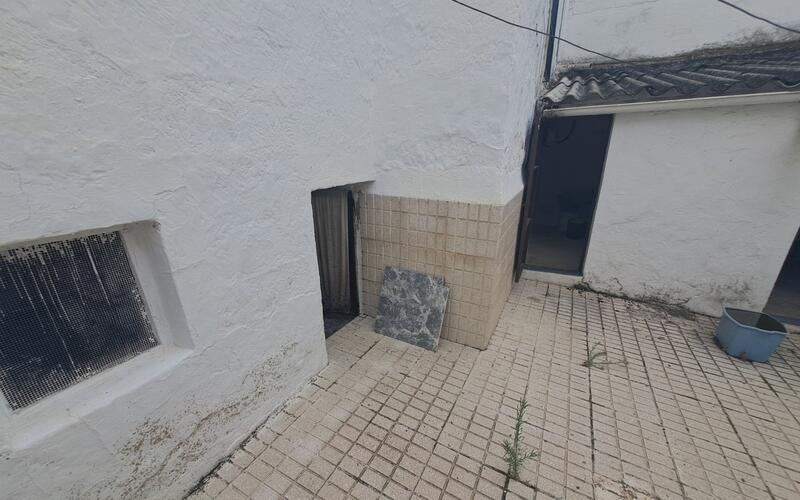 5 bedroom Townhouse for sale