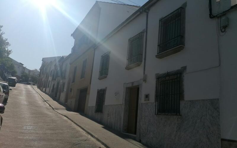 4 bedroom Townhouse for sale