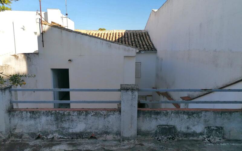 5 bedroom Townhouse for sale