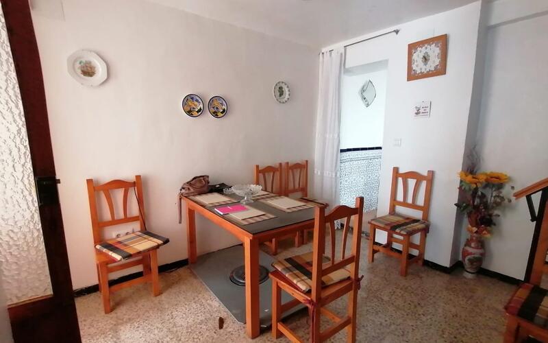 6 спальная комната городская тюрьма продается