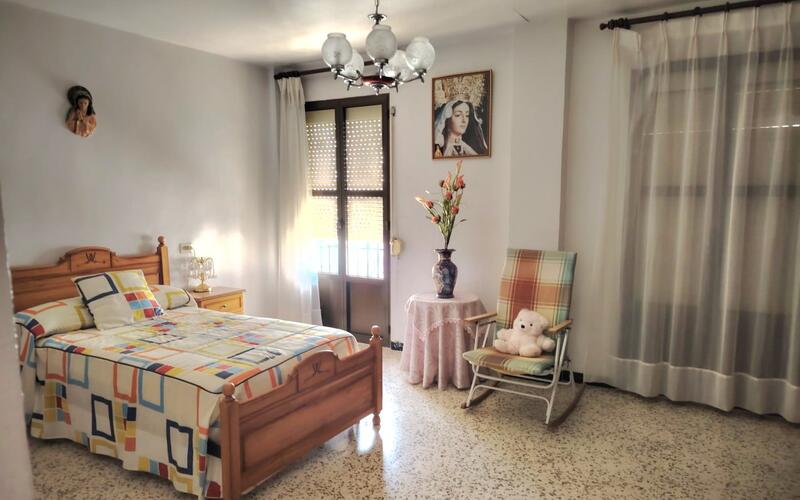 5 bedroom Townhouse for sale