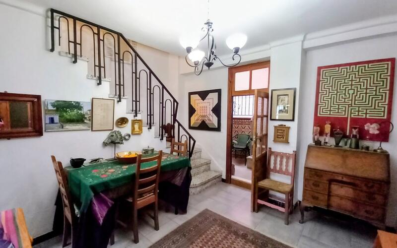 3 спальная комната городская тюрьма продается