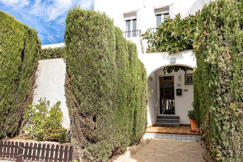 4 bedroom Townhouse for sale