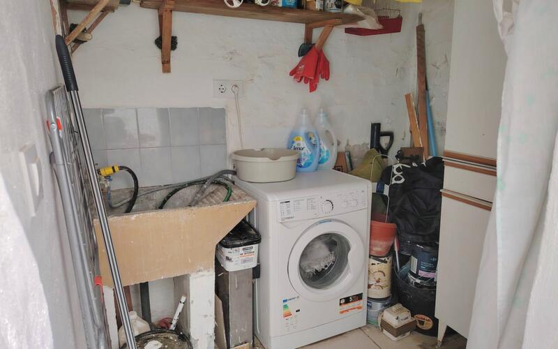 3 спальная комната городская тюрьма продается