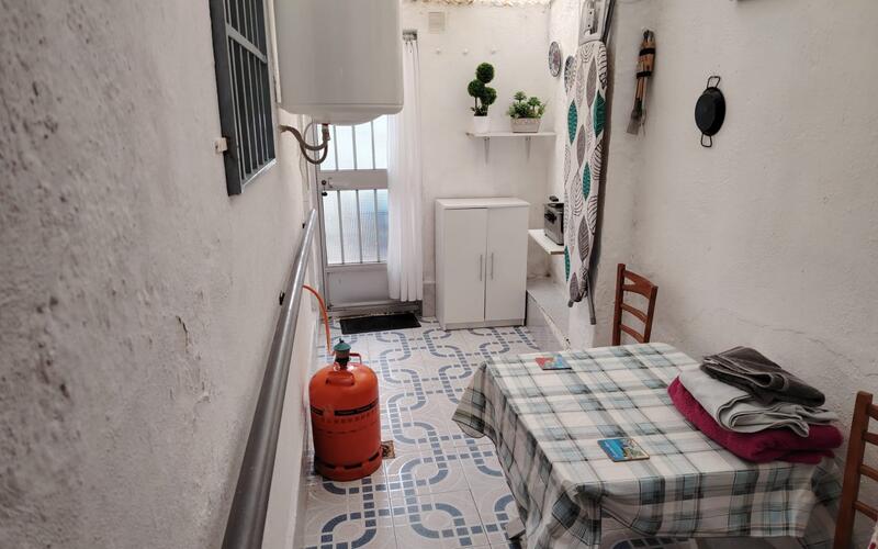 3 спальная комната городская тюрьма продается