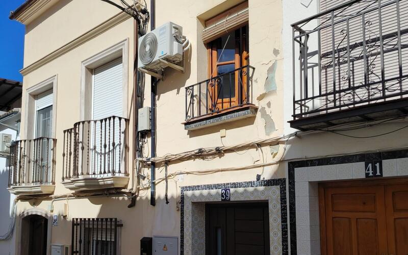 3 спальная комната городская тюрьма продается