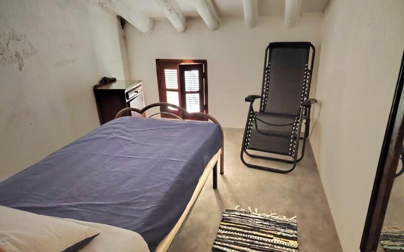 3 спальная комната городская тюрьма продается