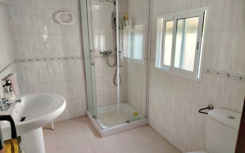 3 спальная комната городская тюрьма продается