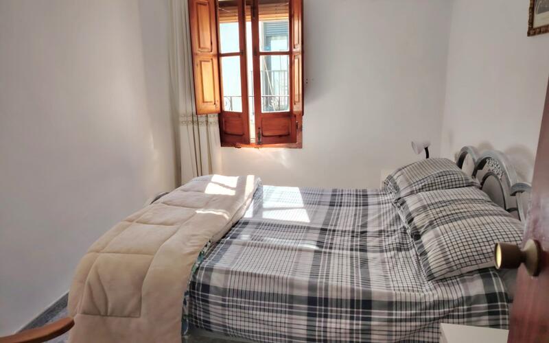 3 спальная комната городская тюрьма продается