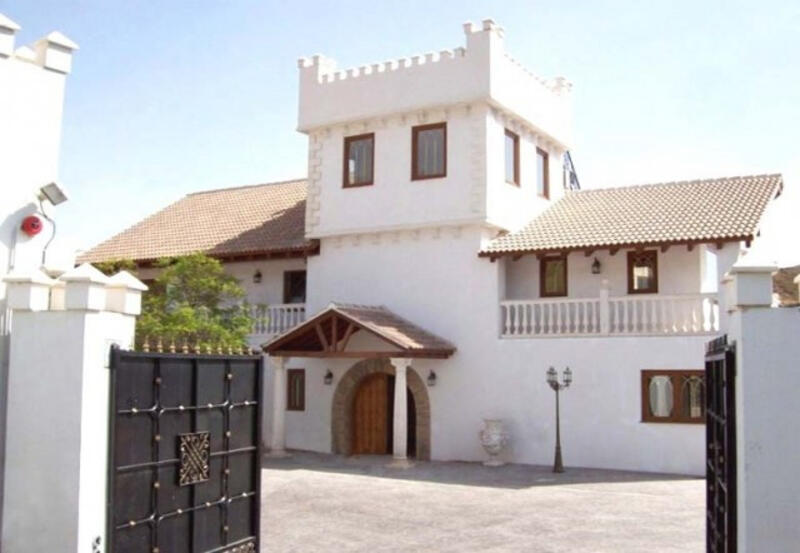 Villa for sale in Alhaurin el Grande, Málaga