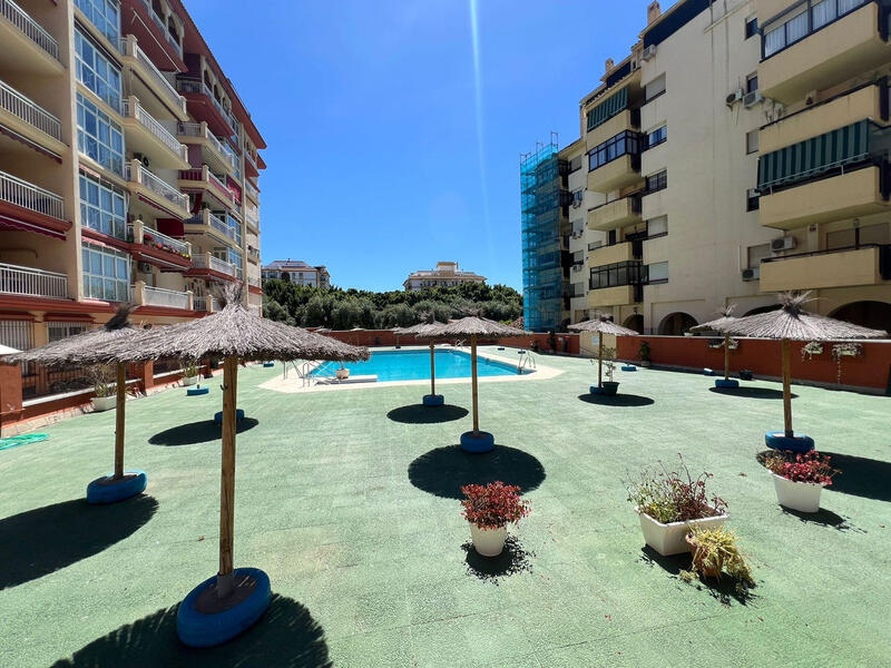 Apartamento en venta en Los Boliches, Málaga