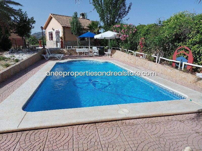 Villa en venta en Monóvar, Alicante