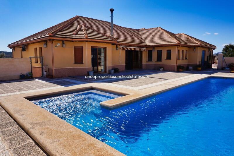 Villa en venta en Pinoso, Alicante