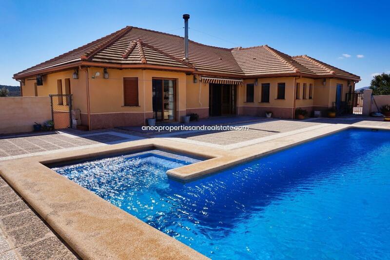 Villa for sale in Pinoso, Alicante