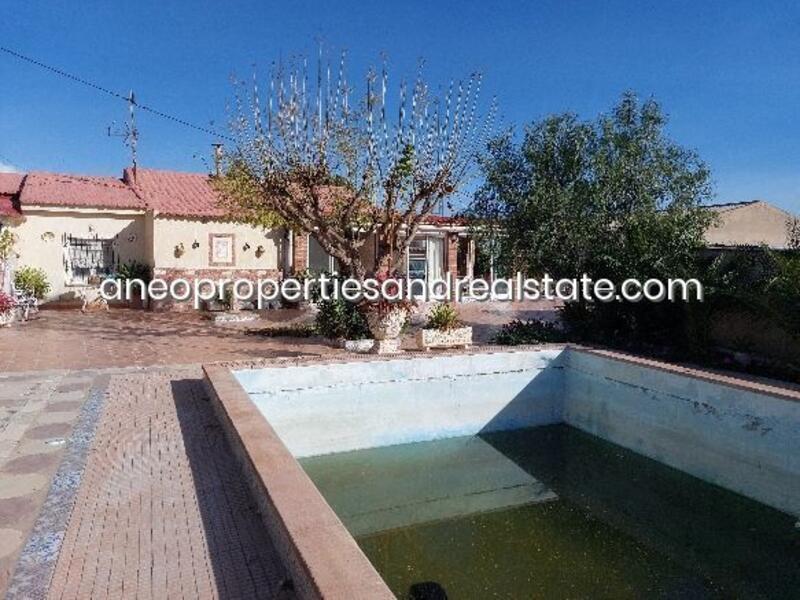 Villa en venta en Novelda, Alicante