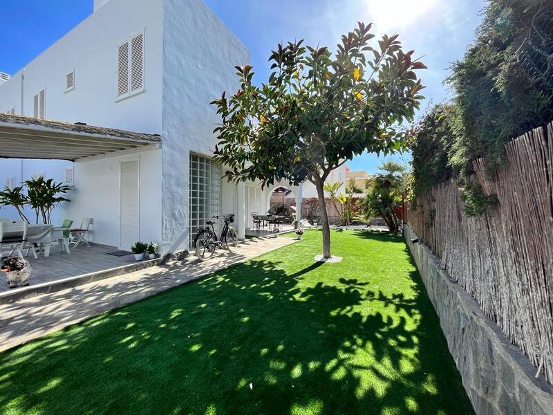 Villa for Long Term Rent in Puerto Rey, Almería