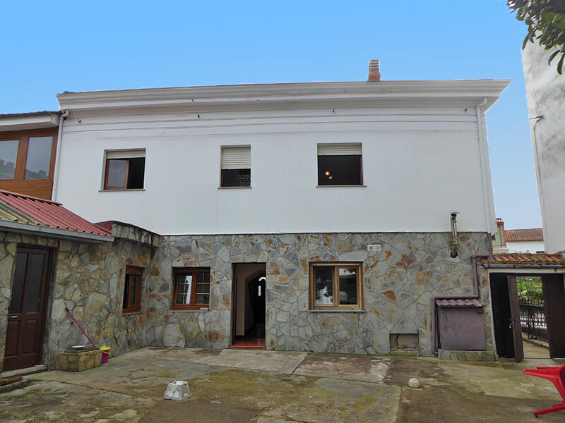 9 bedroom Townhouse for sale