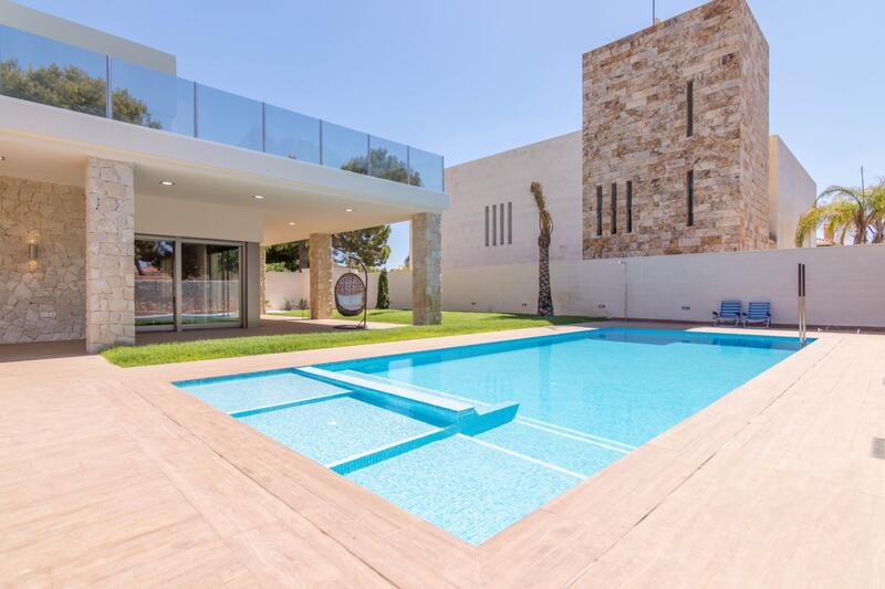 Villa en venta en Campoamor, Alicante