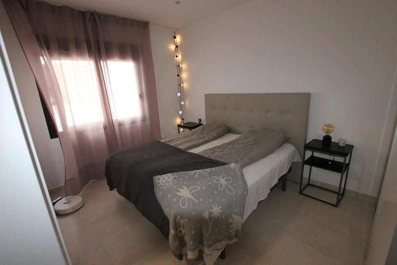 2 slaapkamer Gezinswoning Te koop