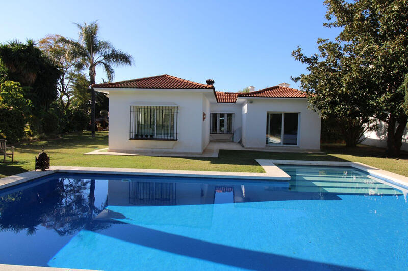 Villa til salgs i Los Monteros, Málaga