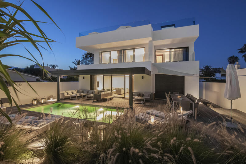 Villa til salgs i Los Monteros, Málaga