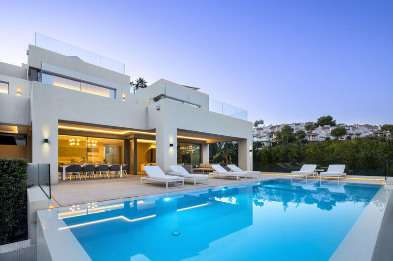 Villa en venta en Nueva Andalucia, Málaga