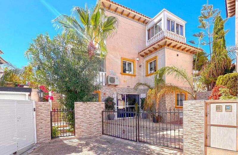 вилла продается в La Zenia, Alicante